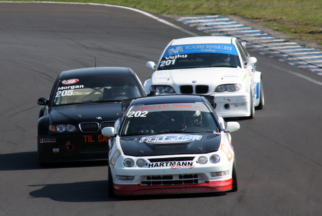 Tæt kamp mellem Jakob Borum og de 2 BMW’er med Kim Morgan og Christian Vejby.